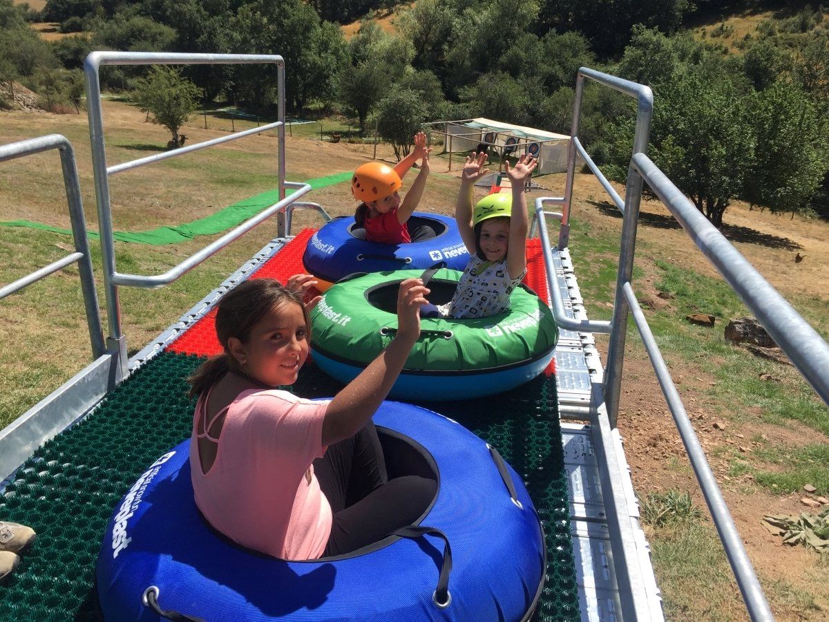 Actividades para familias con niños en La Rioja. Tubing del parque de aventura de Lumbreras.