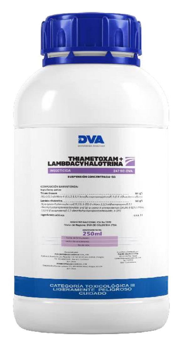 Envase blanco de insecticida con la etiqueta “Thiamethoxam + Lambdacyhalothrina 247 SC-DVA” en una etiqueta azul.