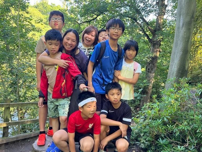 一群孩子正在樹林裡擺姿勢拍照。