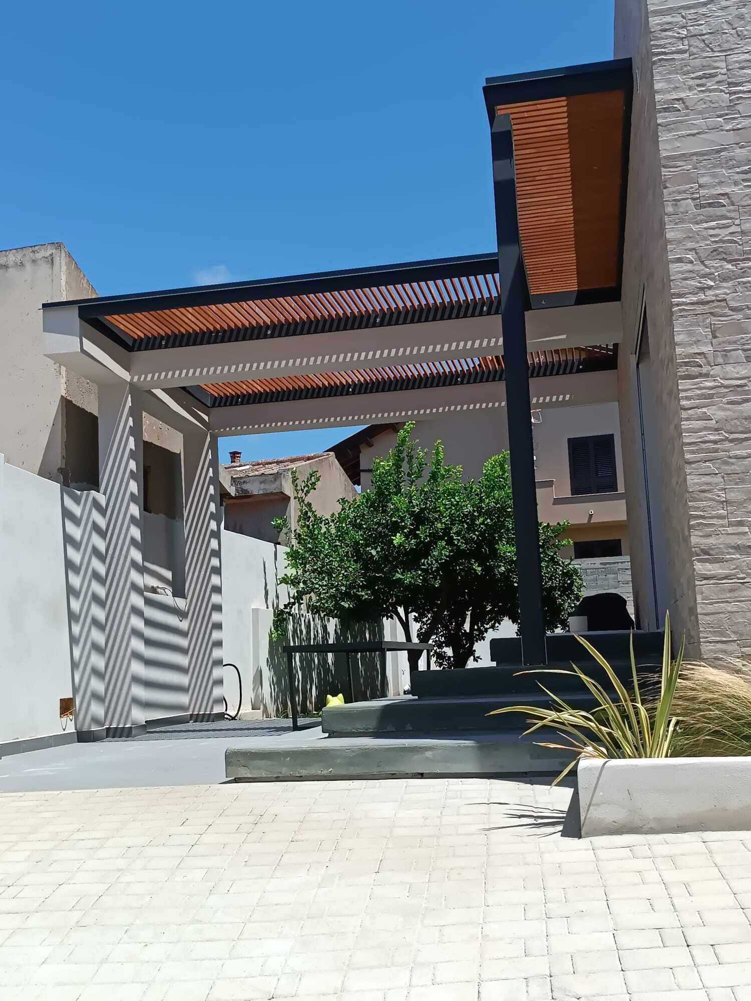 Un edificio in mattoni con un pergolato in cima