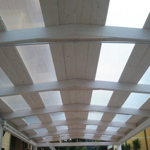 Il soffitto di un edificio con molte finestre