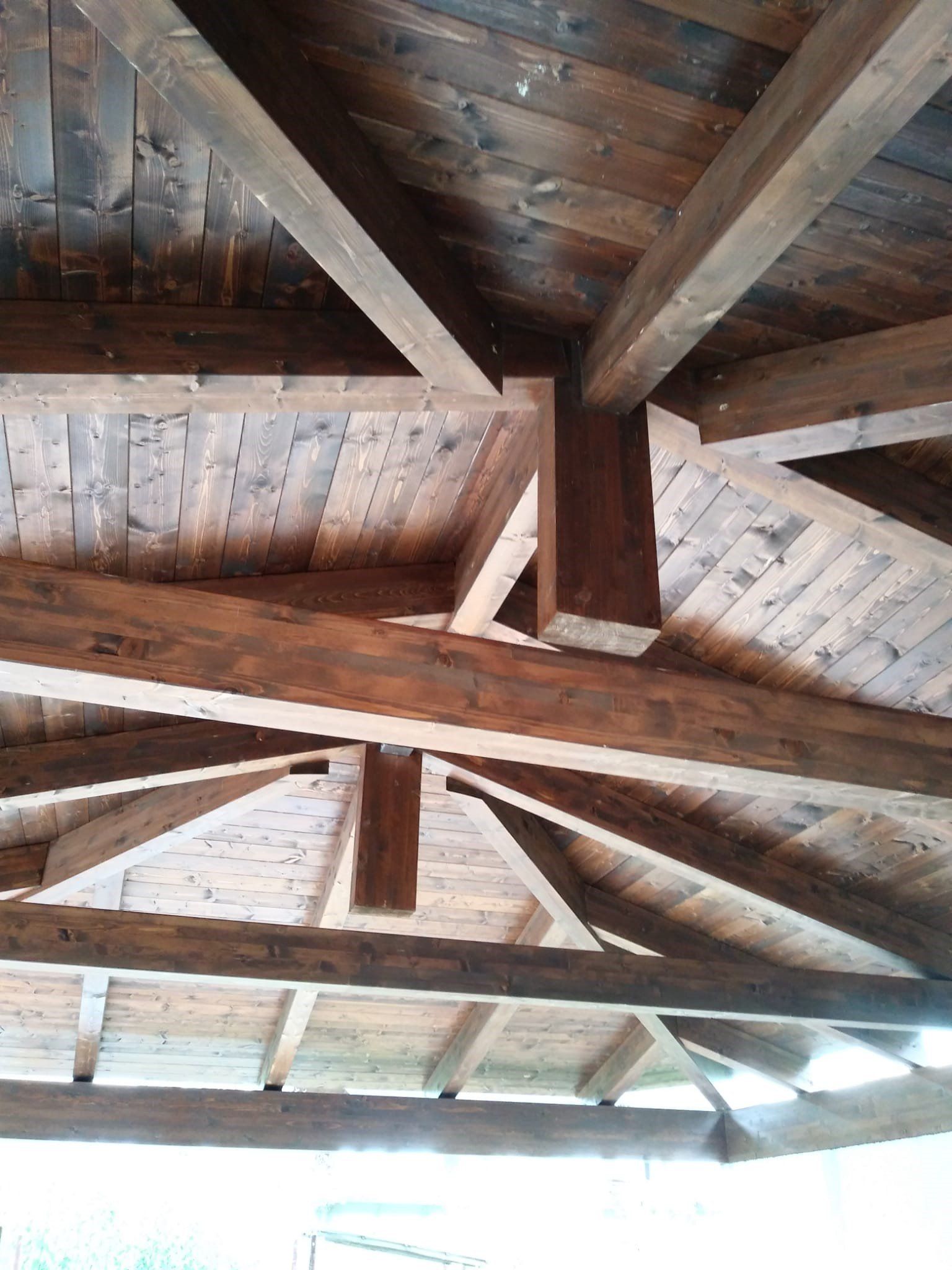 Il soffitto di un edificio fatto di travi di legno.