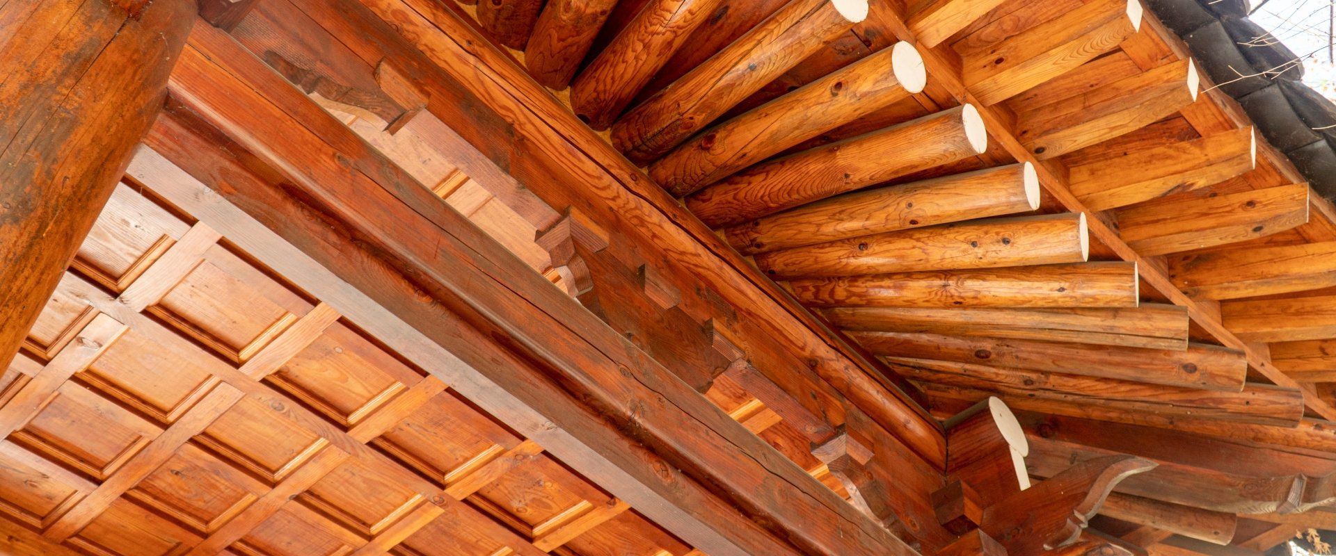 Guardando il soffitto di un edificio in legno.