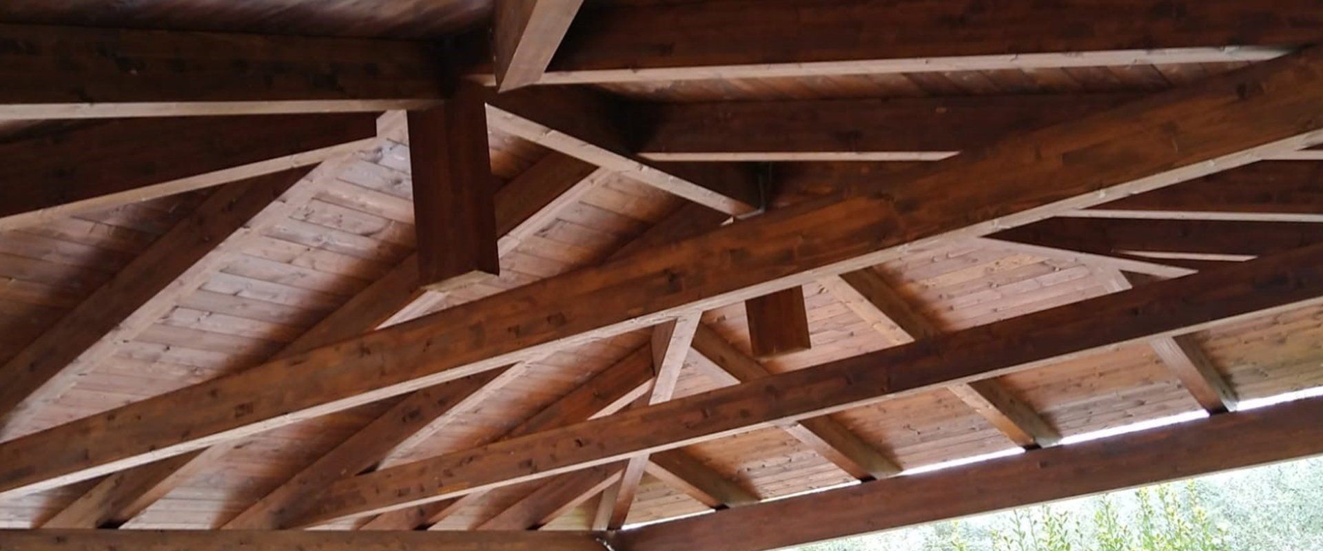 Un primo piano del soffitto di un edificio in legno.