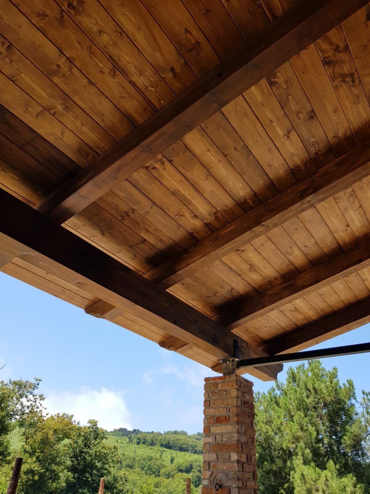 Un soffitto in legno con un camino in mattoni sullo sfondo