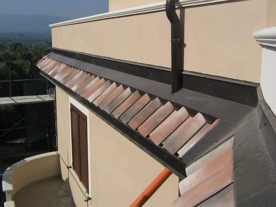 Un edificio con una grondaia sul lato