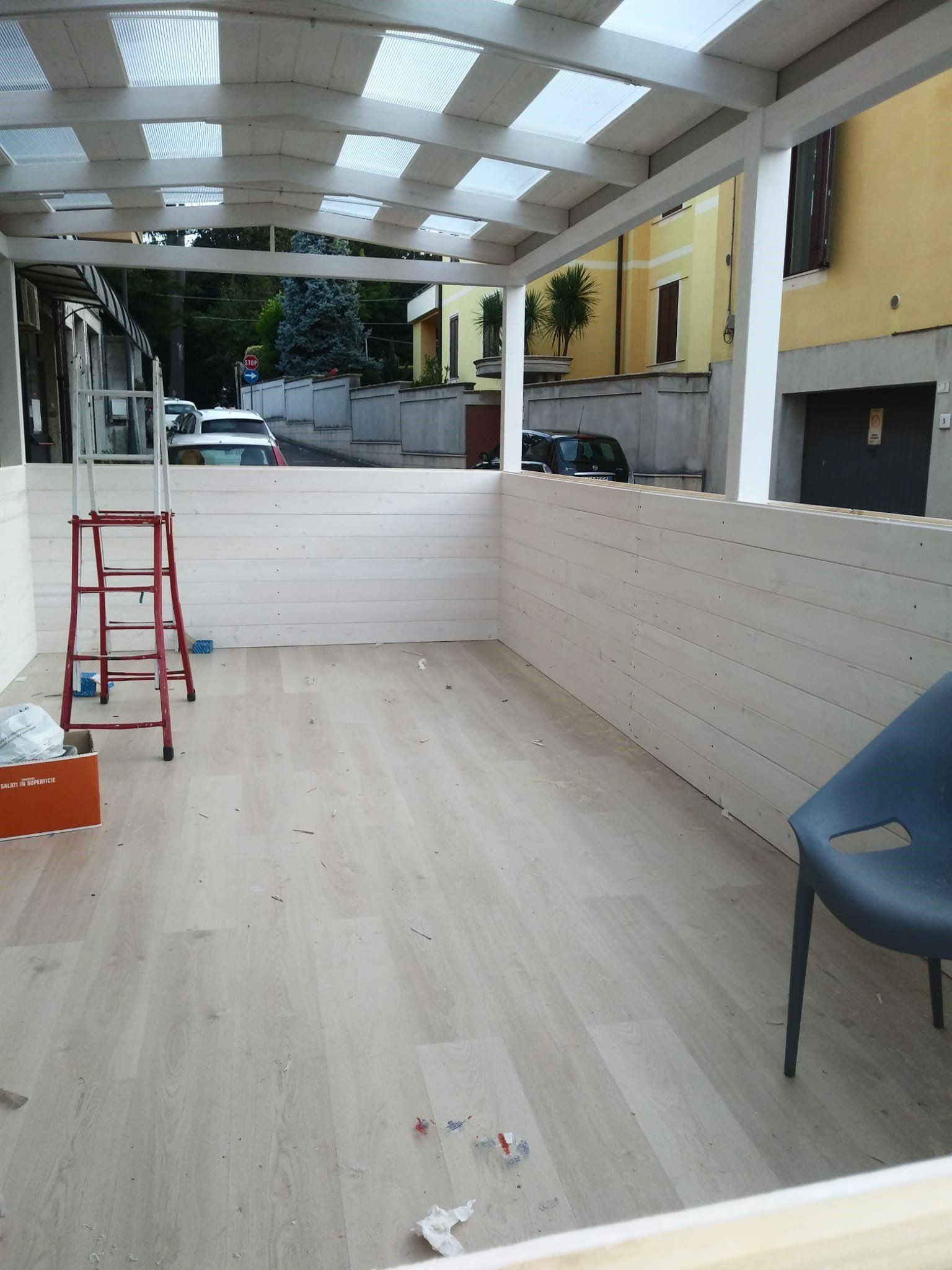 Una stanza vuota con una sedia e una scala dentro