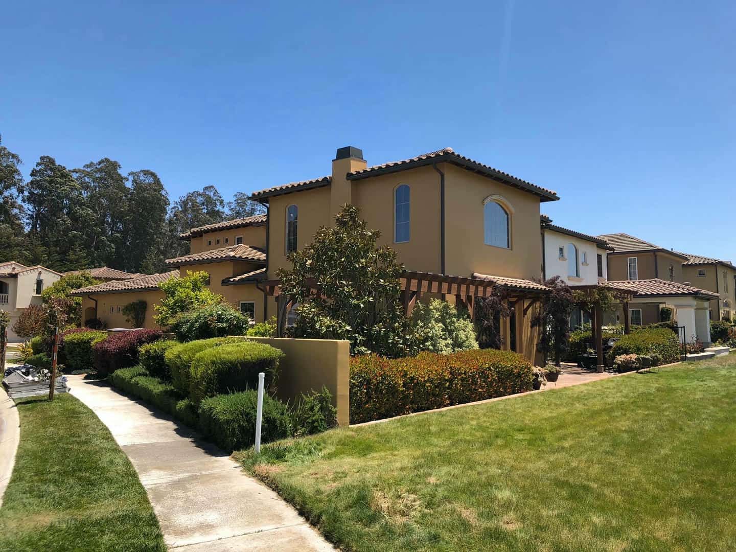 A row of houses are lined up next to each other in a residential area.