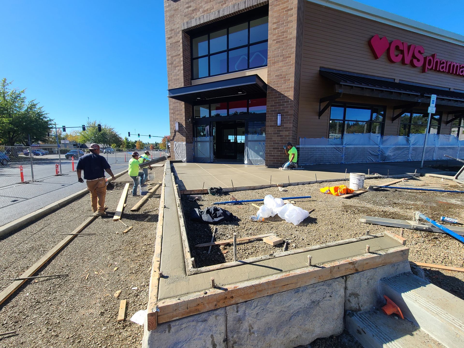 A hotel with cars parked in front of it and a sign that says econo lodge in Vancouver Washington by Nava Concrete LLC.