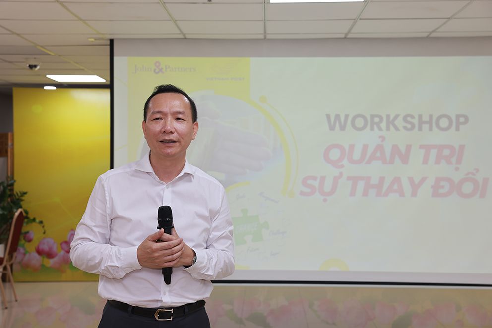 Phó Tổng Giám đốc Tổng công ty Bưu điện Việt Nam, ông Lê Quốc Anh trao đổi tại workshop