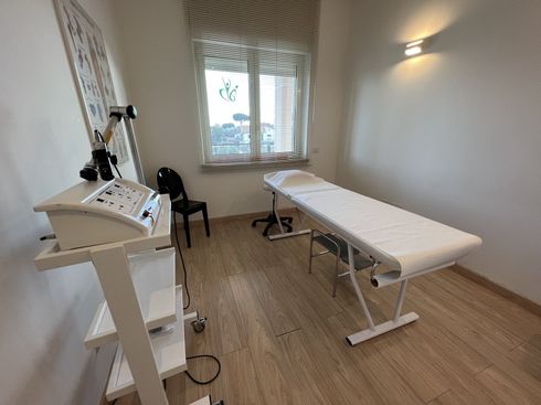 stanza per visite in uno studio medico di osteopatia