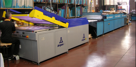 macchinario che stampa un foglio