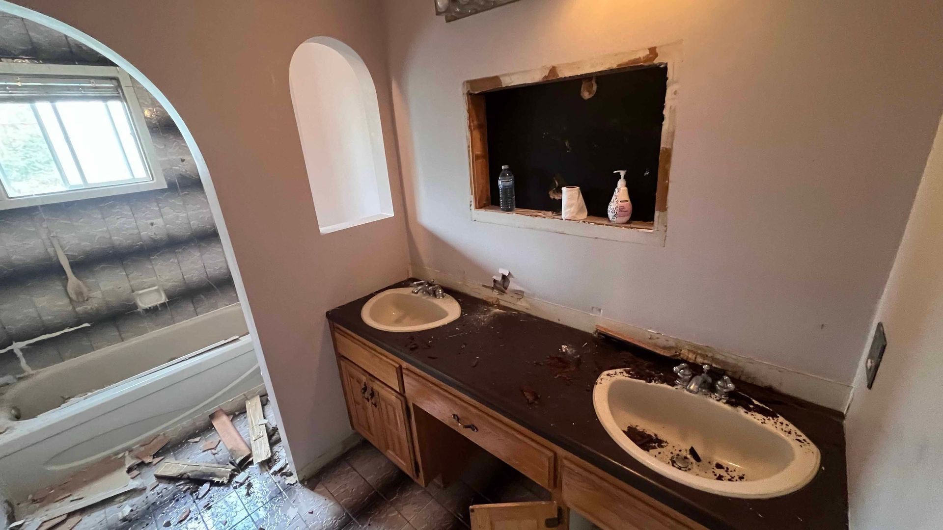 A bathroom with two sinks and a bathtub.