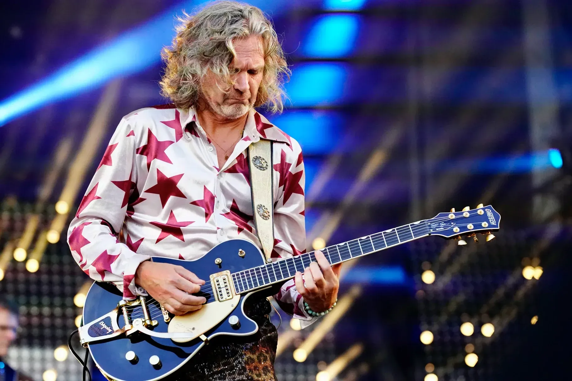 Gitarist met sterrendessin op podium tijdens Achmea Festival Rosmalen, live muziekfotografie door Remco Strikwerda.