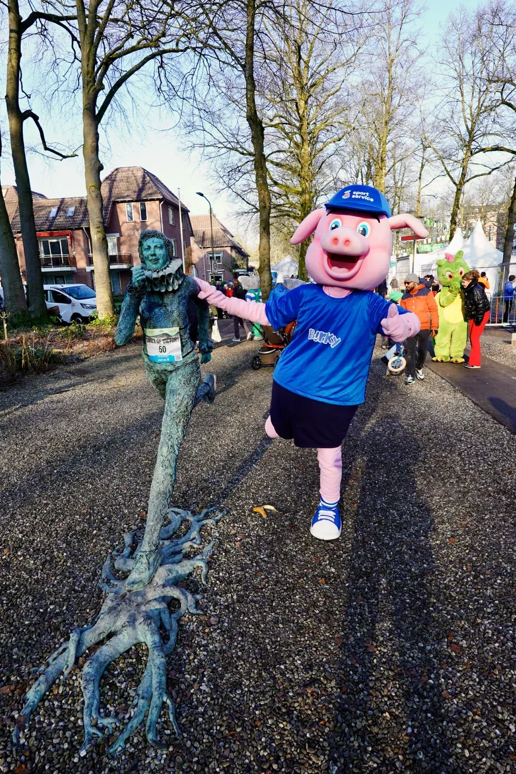 Mascotte en deelnemers brengen sfeer tijdens de Midwinter Marathon Apeldoorn.