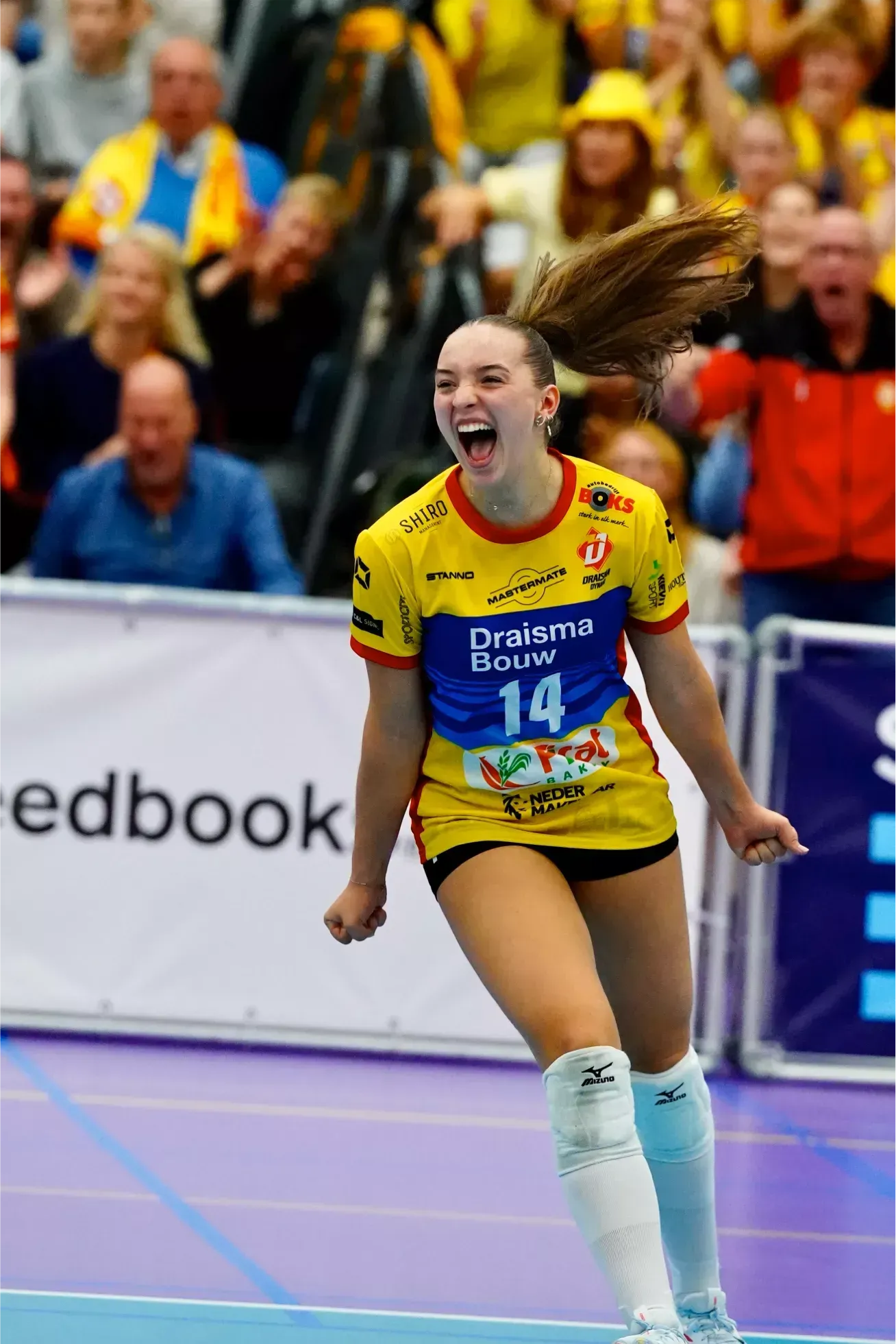 Volleybalfoto van Draisma Dynamo Dames 1 speelster die juicht na gewonnen rally in Apeldoorn.