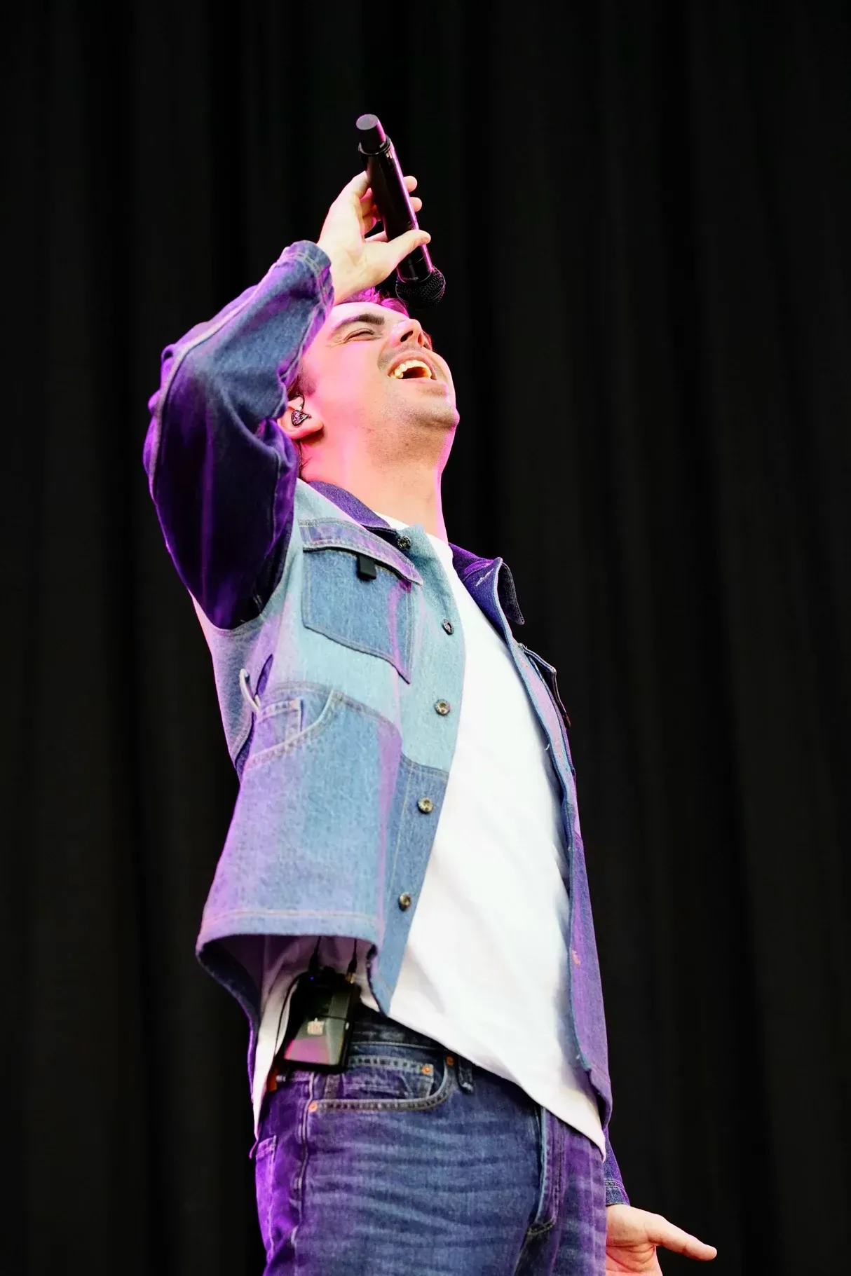 Zanger Yves Berendse tijdens optreden op Achmea Festival Rosmalen, live muziekfotografie vol emotie.