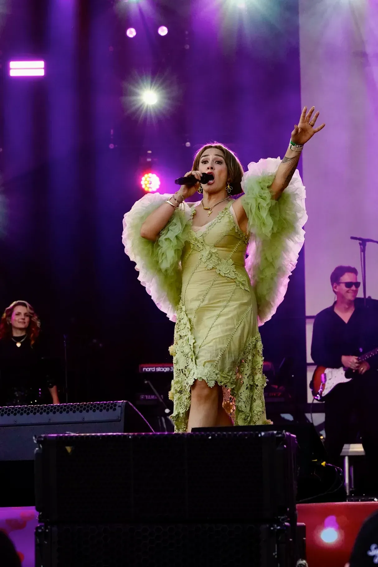 Kleurrijke verlichting tijdens Achmea Festival Rosmalen, eventfotografie met focus op sfeer.