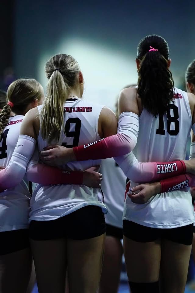 Volleybalteam viert punt met teamknuffel tijdens indoorwedstrijd, teamspirit vastgelegd door Remco Strikwerda.