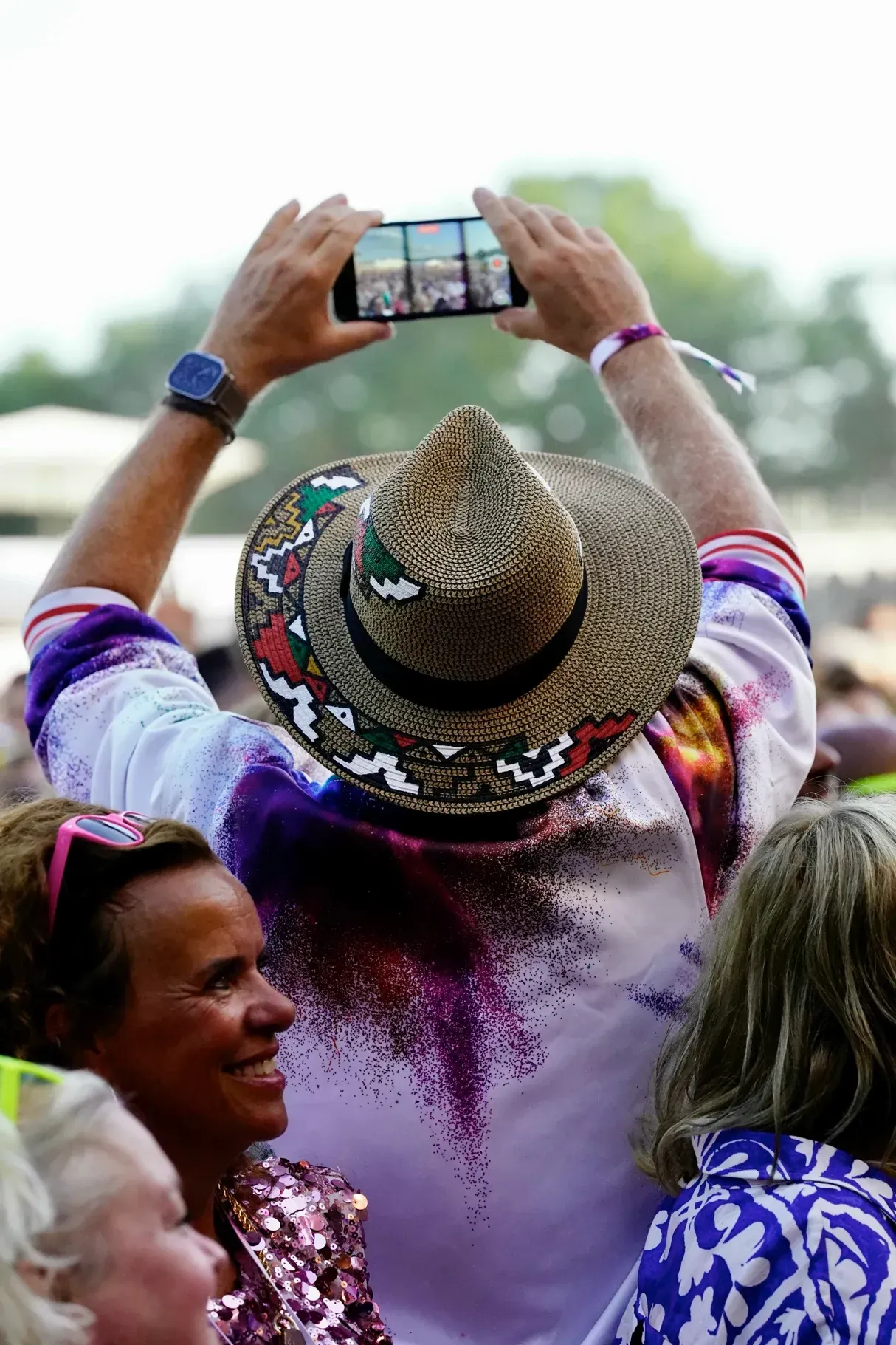 Bezoekers genieten en maken foto’s bij Achmea Festival Rosmalen, kleurrijke festivalsfeer vastgelegd.