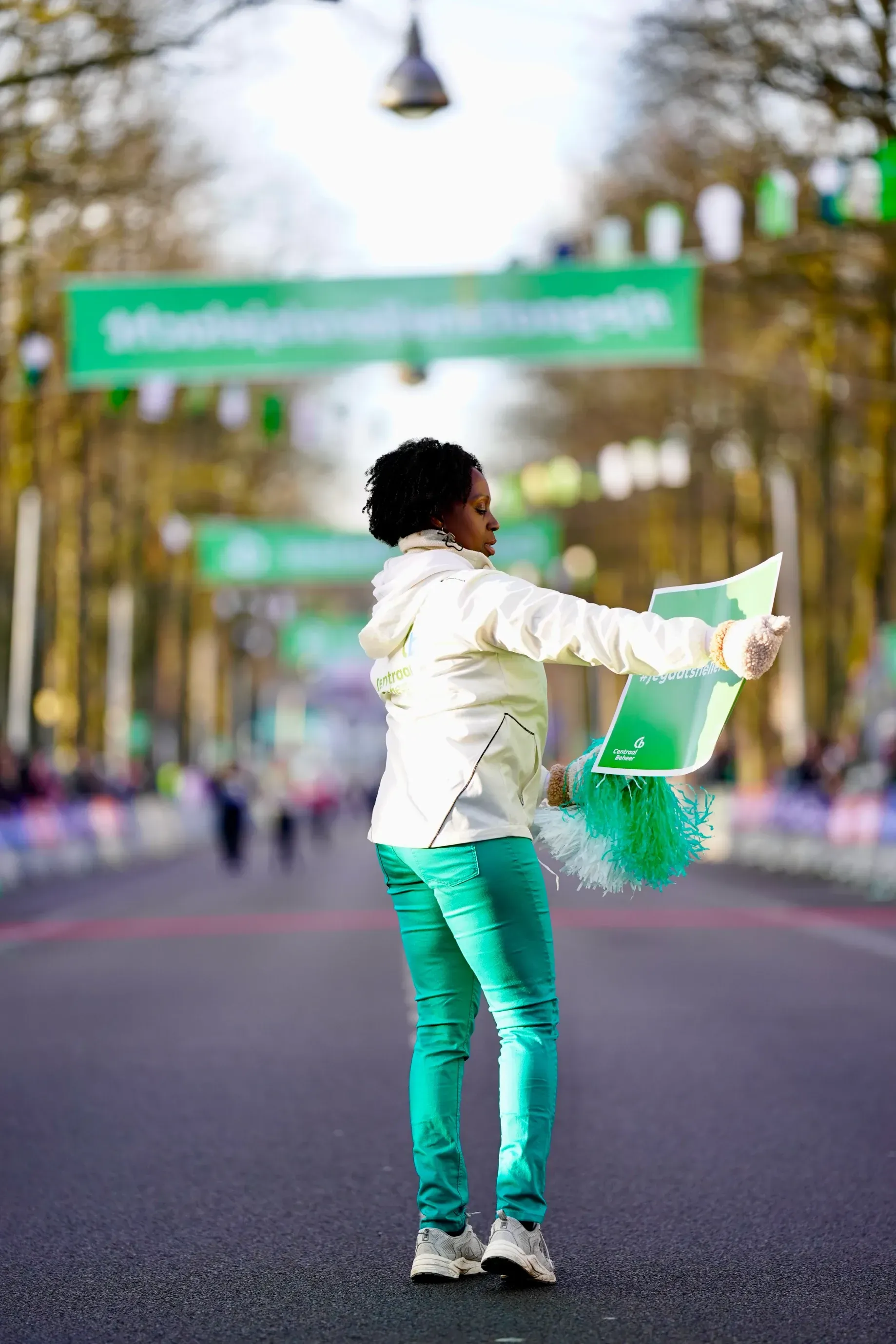 Cheerleader moedigt deelnemers aan langs het parcours van de Midwinter Marathon Apeldoorn.