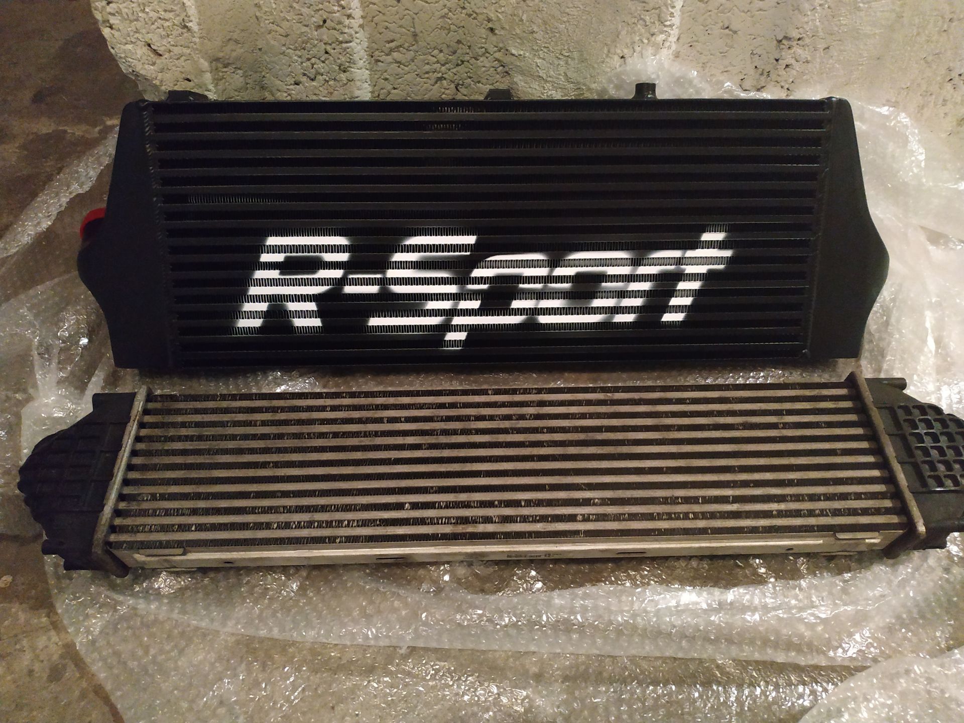 Neuer schwarzer Ladeluftkühler von R-Sport