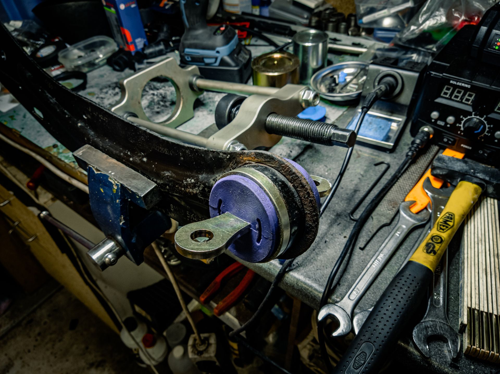 Eine Werkbank mit Werkzeugen und einer digitalen Anzeige mit der Aufschrift 888