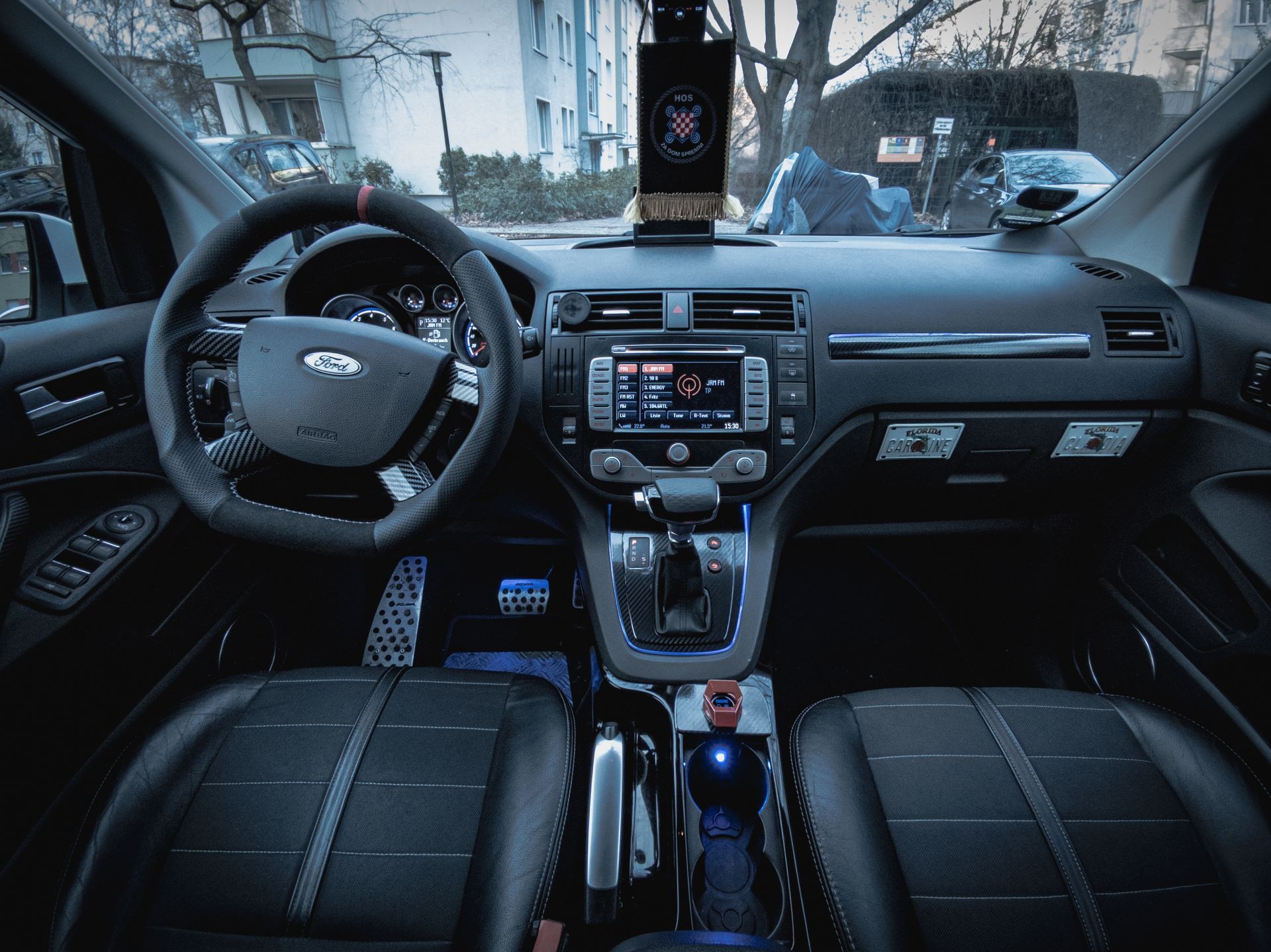 Der Innenraum meines Ford Kuga mit neu gestalteten Lenkrad