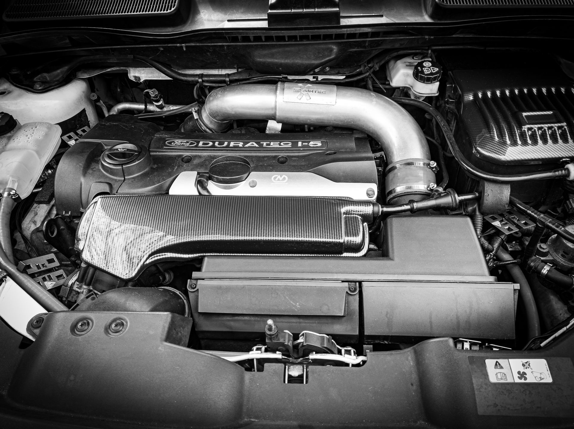 Ein Schwarzweißfoto des Motors meines Autos