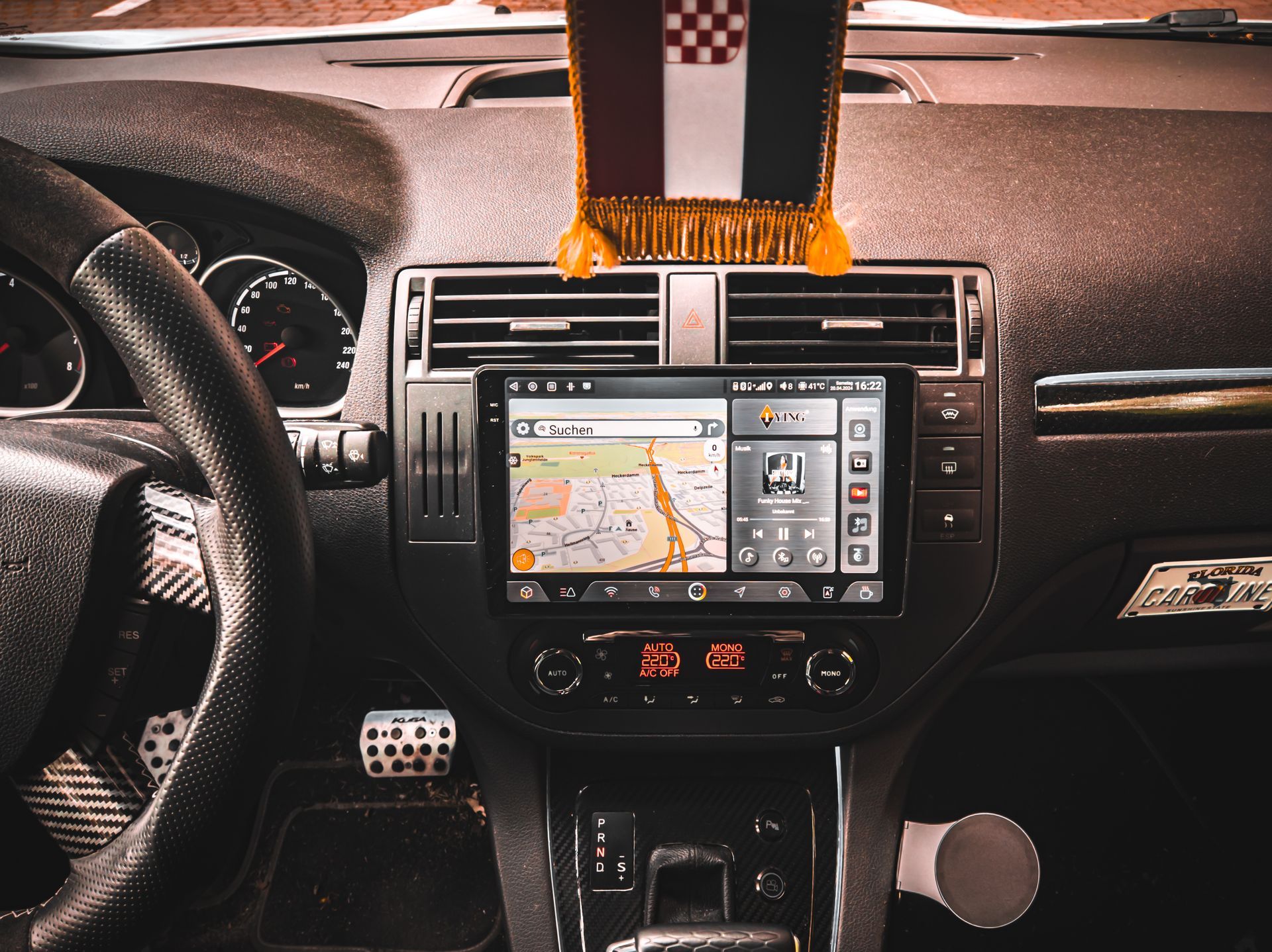 Das Innere meines Autos mit neuer Multimedia Einheit