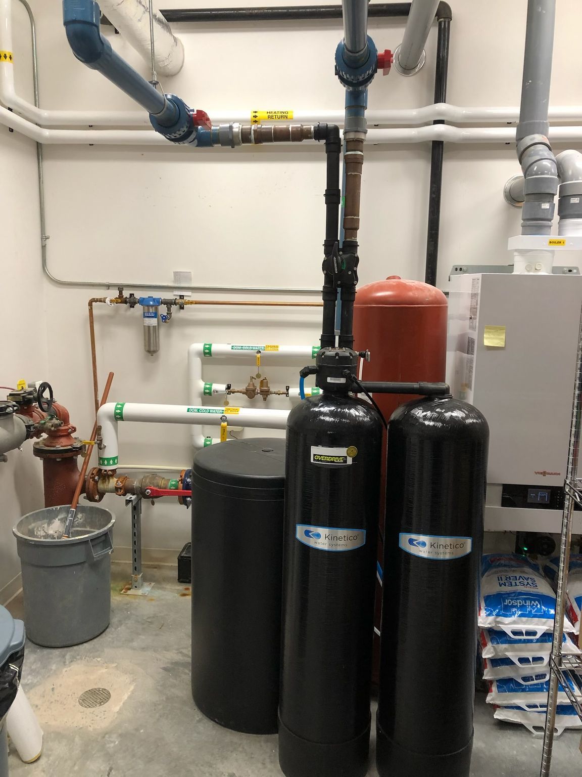 A room with a lot of pipes and tanks