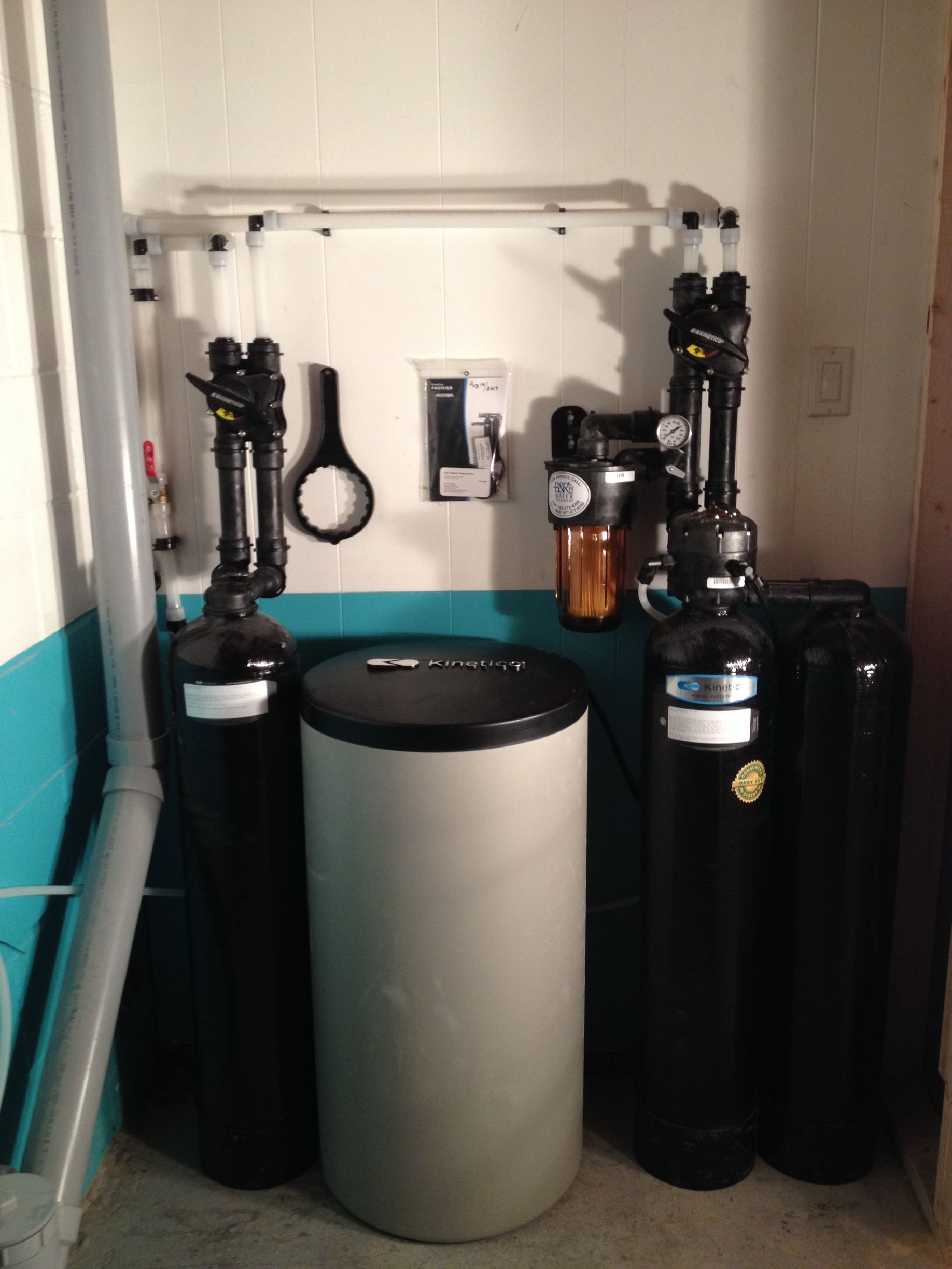 A room with a lot of black cylinders and a large cylinder in the middle.