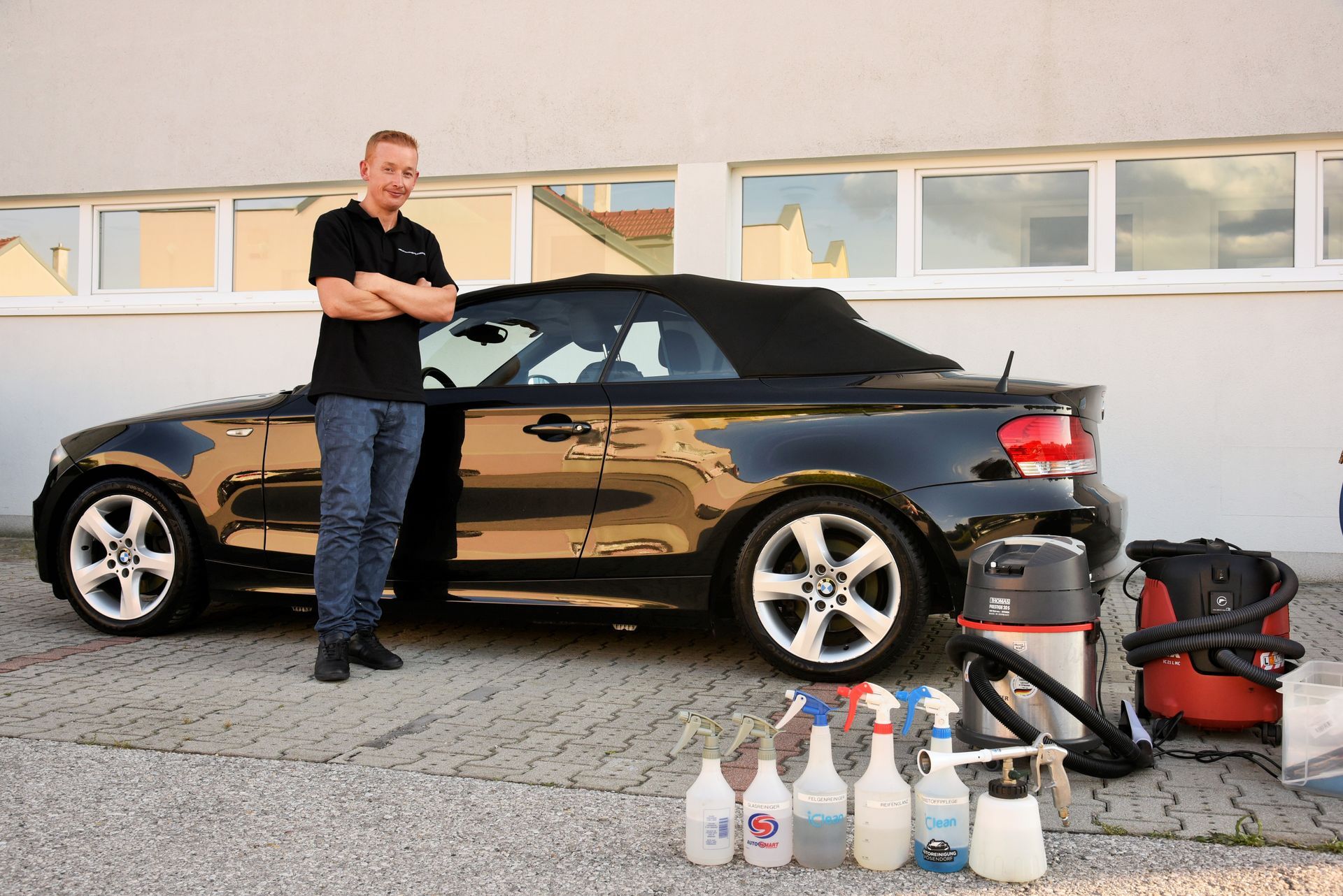 Mitarbeiter von Stabinger Consulting vor einem schwarzem Auto