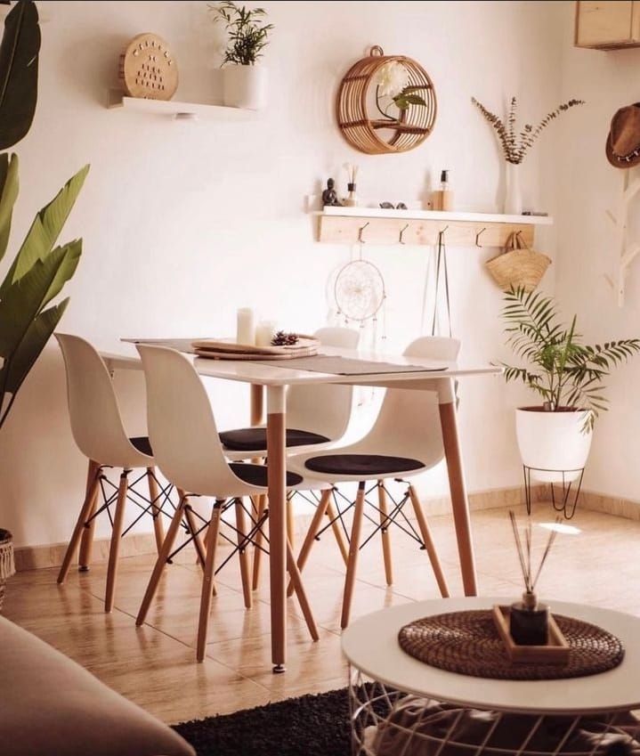 Una sala de estar con una mesa y sillas y una mesa de café.