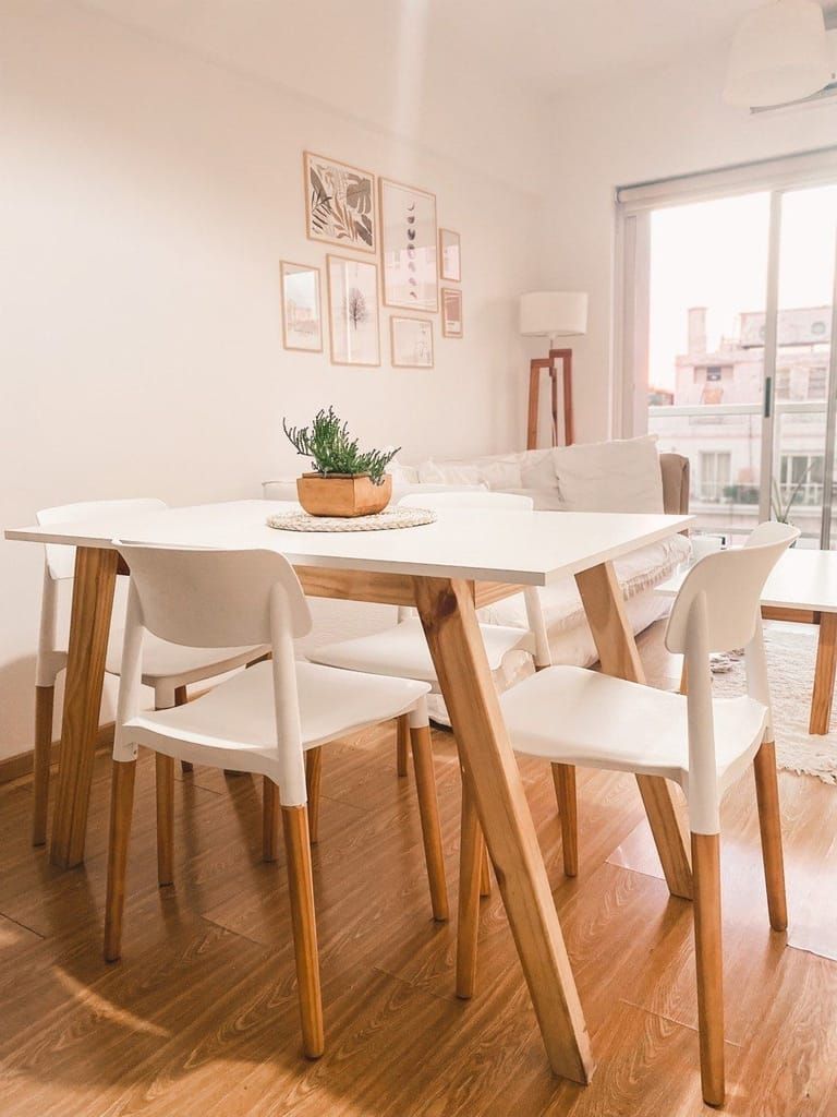 Hay una mesa y sillas en la sala de estar.