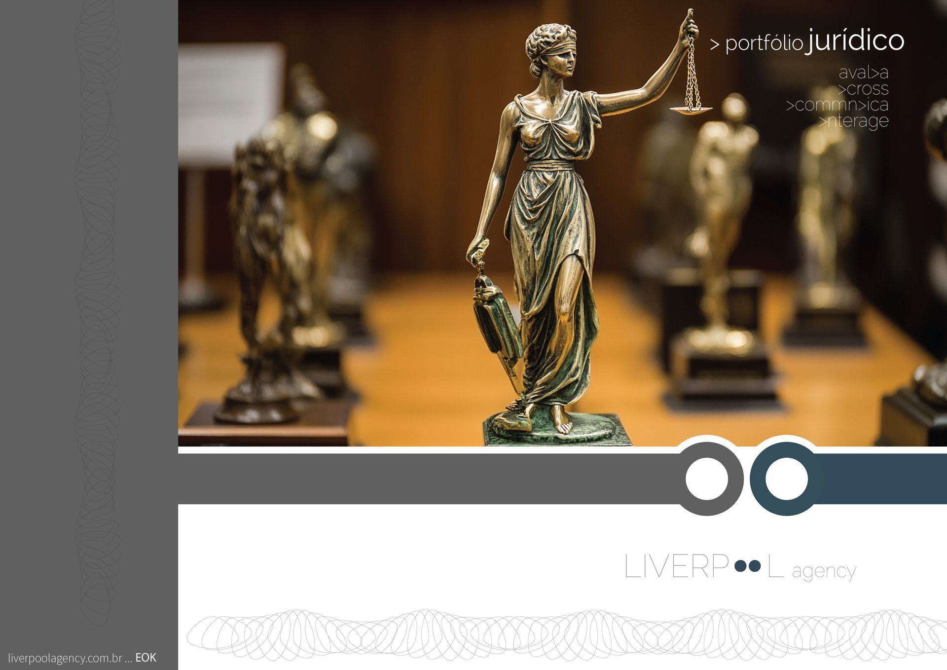 Uma mulher de cabelos loiros e uma flor branca no cabelo