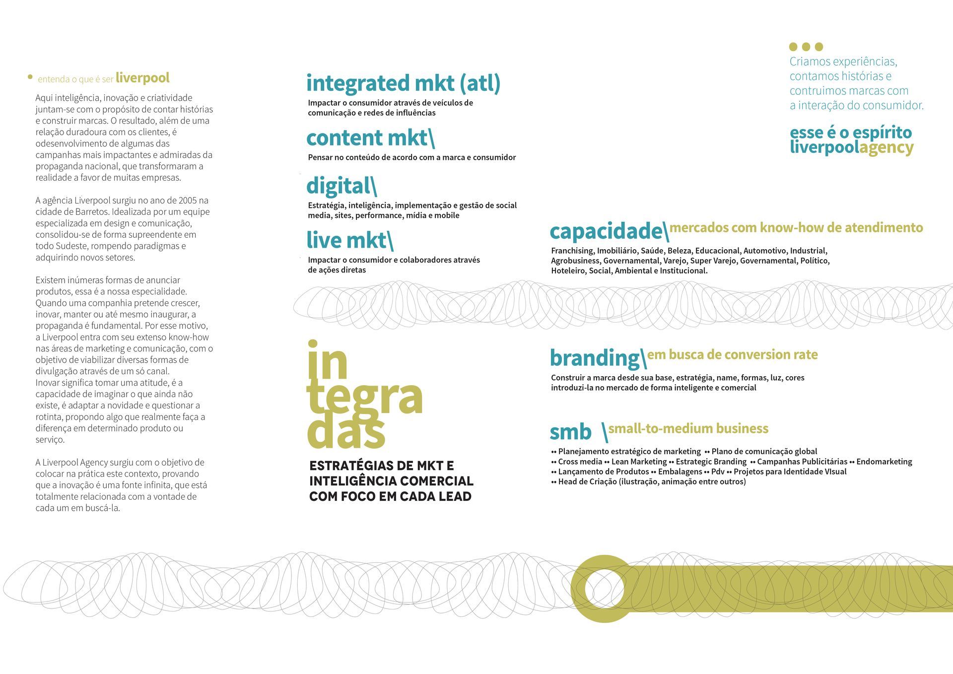 Há uma tigela de flores e uma garrafa de sal na mesa.