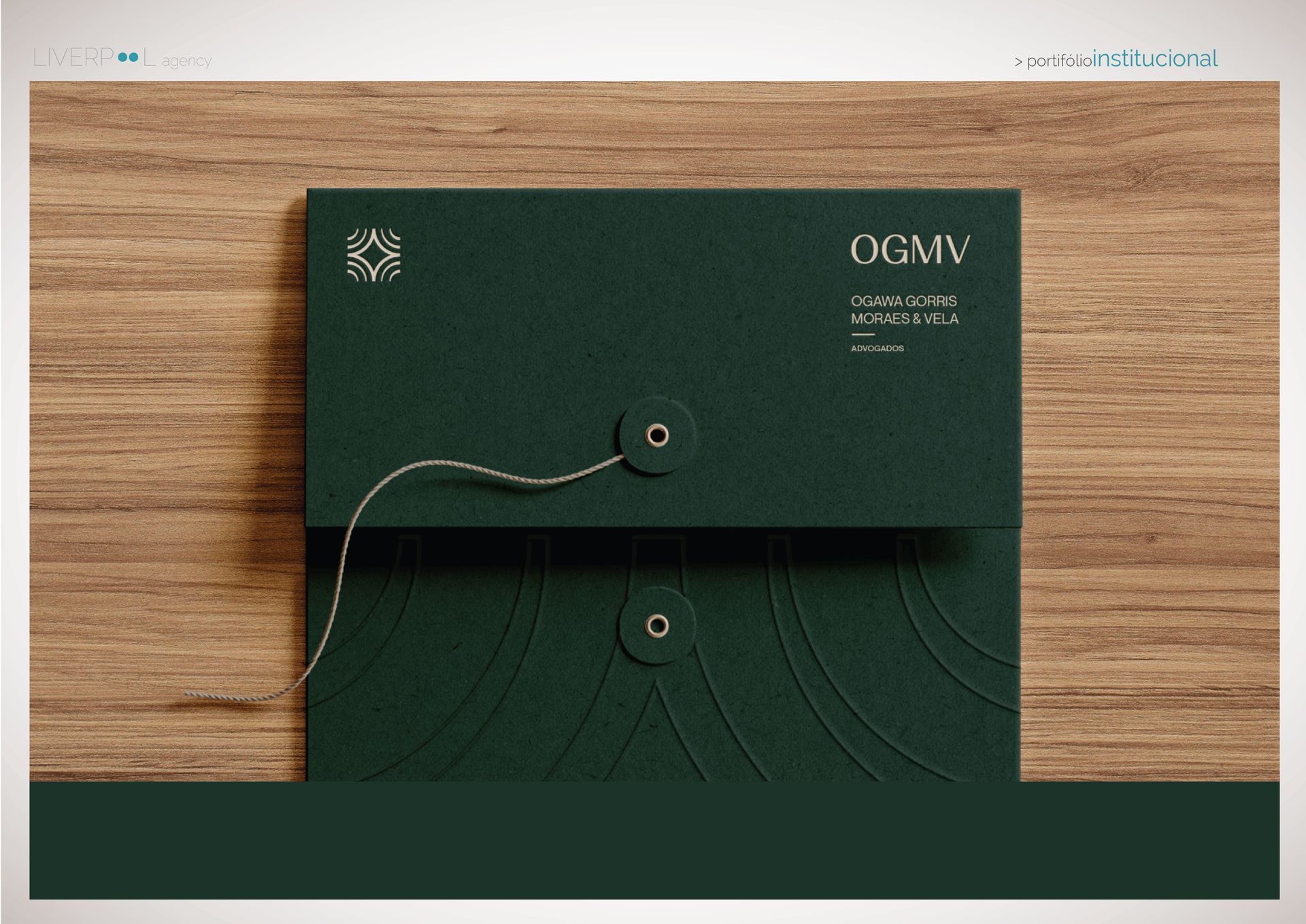 Um frasco de loção, um tubo de loção e uma caixa de loção estão sobre uma mesa.