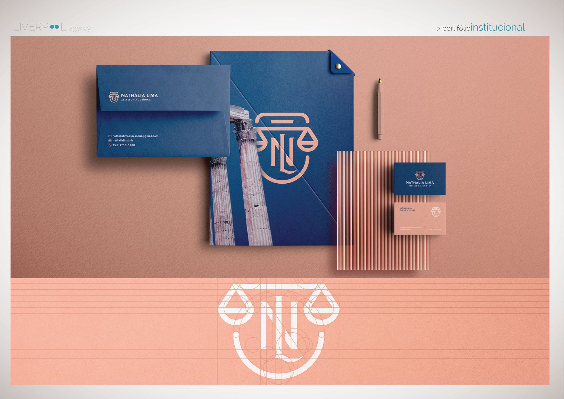 Uma foto de uma cadeira colorida e uma foto de uma colcha