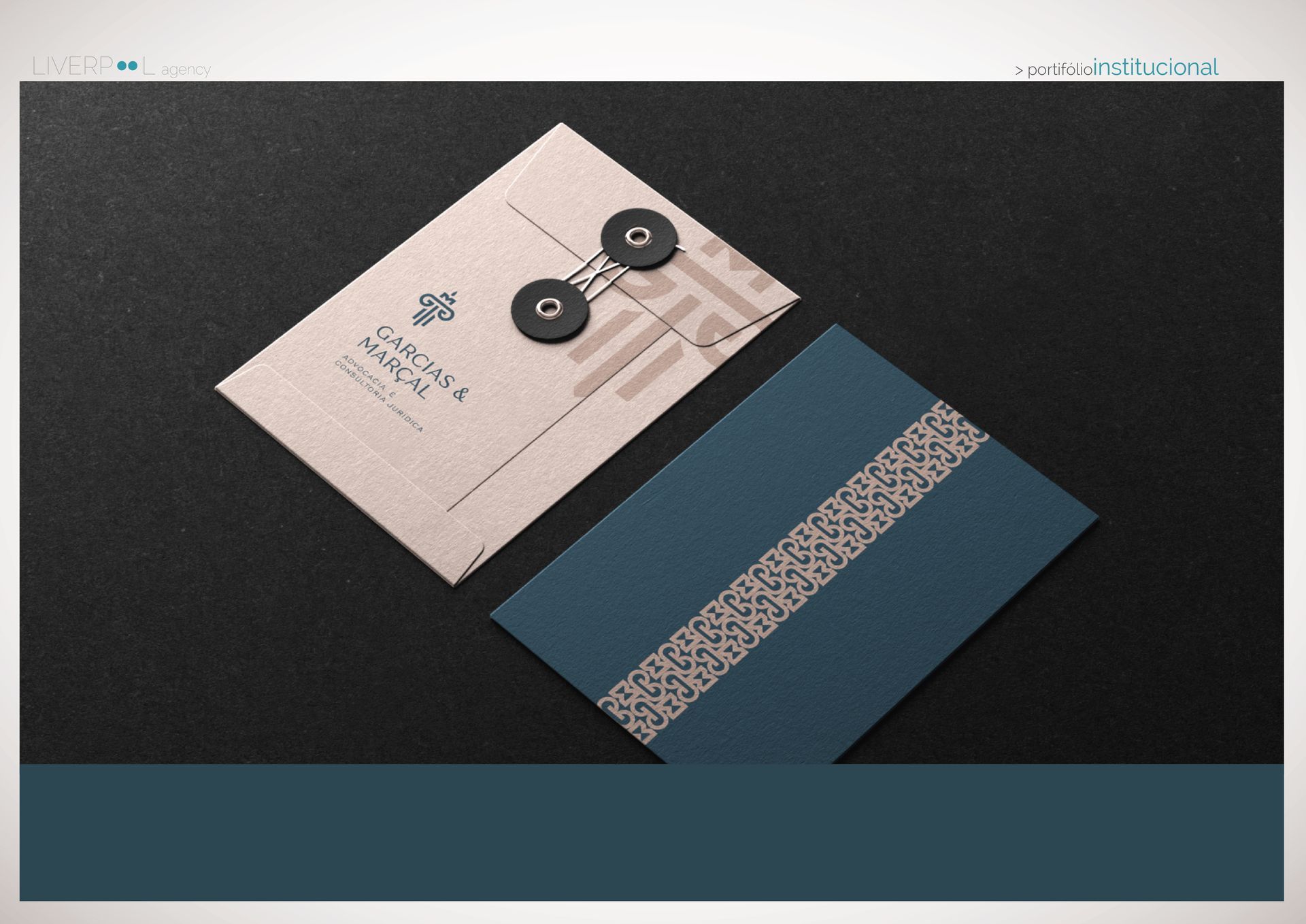 Um frasco de óleo essencial está sobre um prato de madeira cercado por pétalas de rosa.