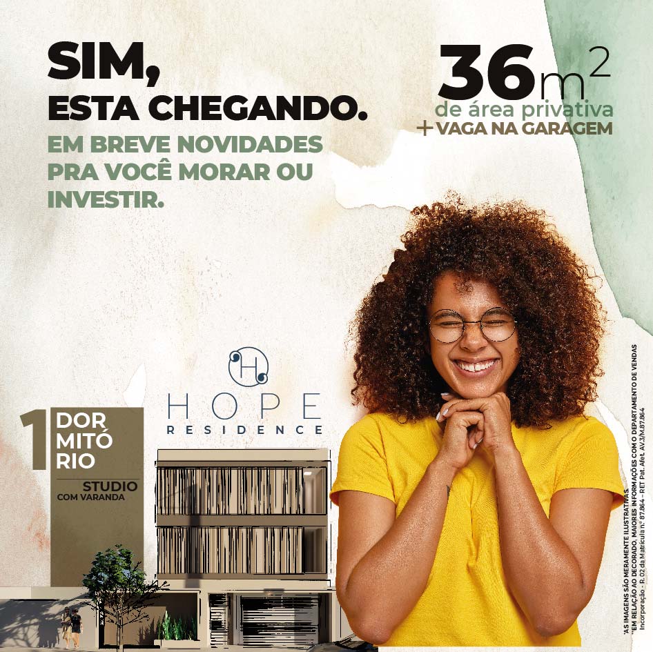 Uma mulher de cabelos cacheados sorri em frente a um prédio que diz residência esperança