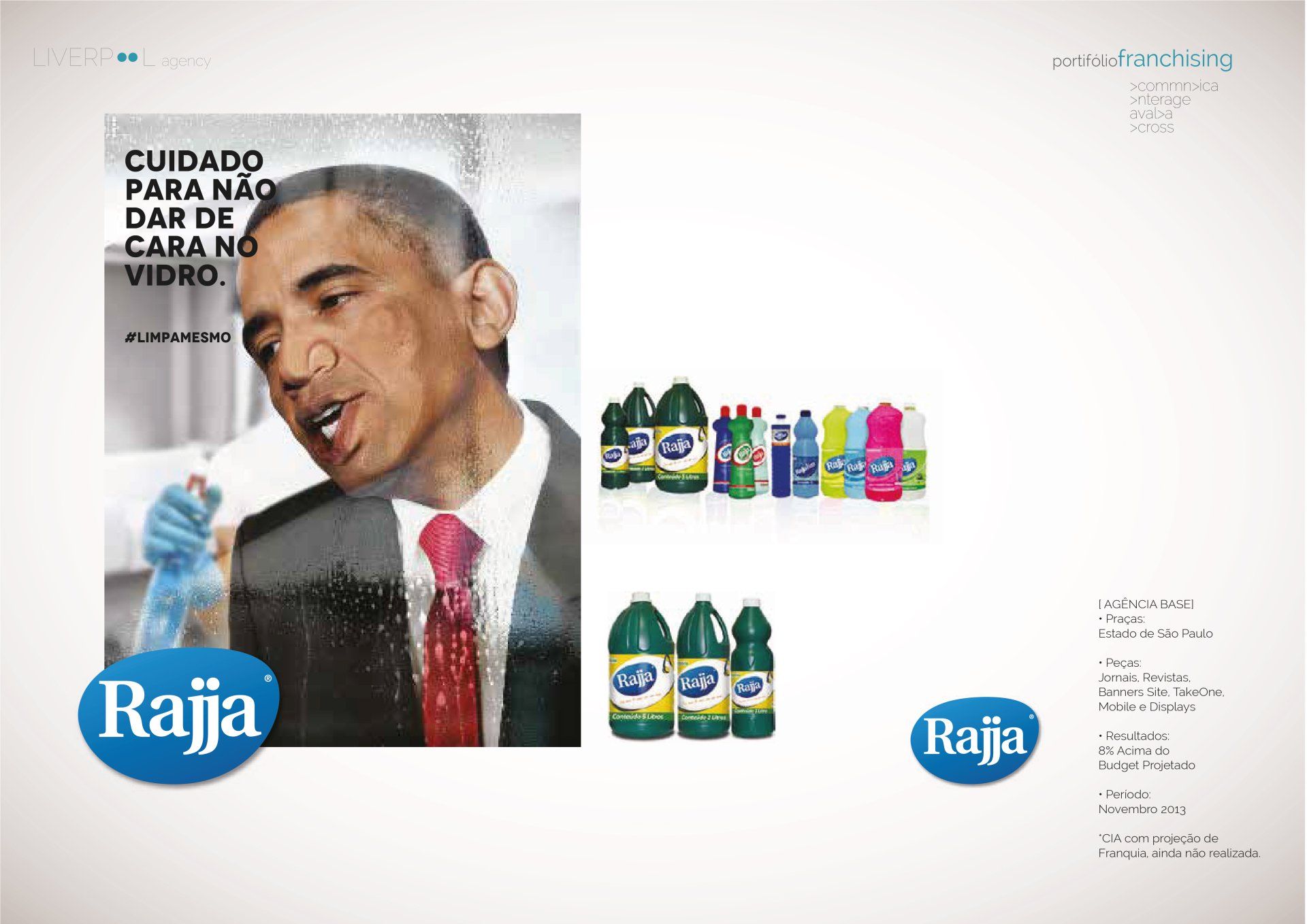 Um homem de terno e gravata está limpando uma janela com um borrifador.