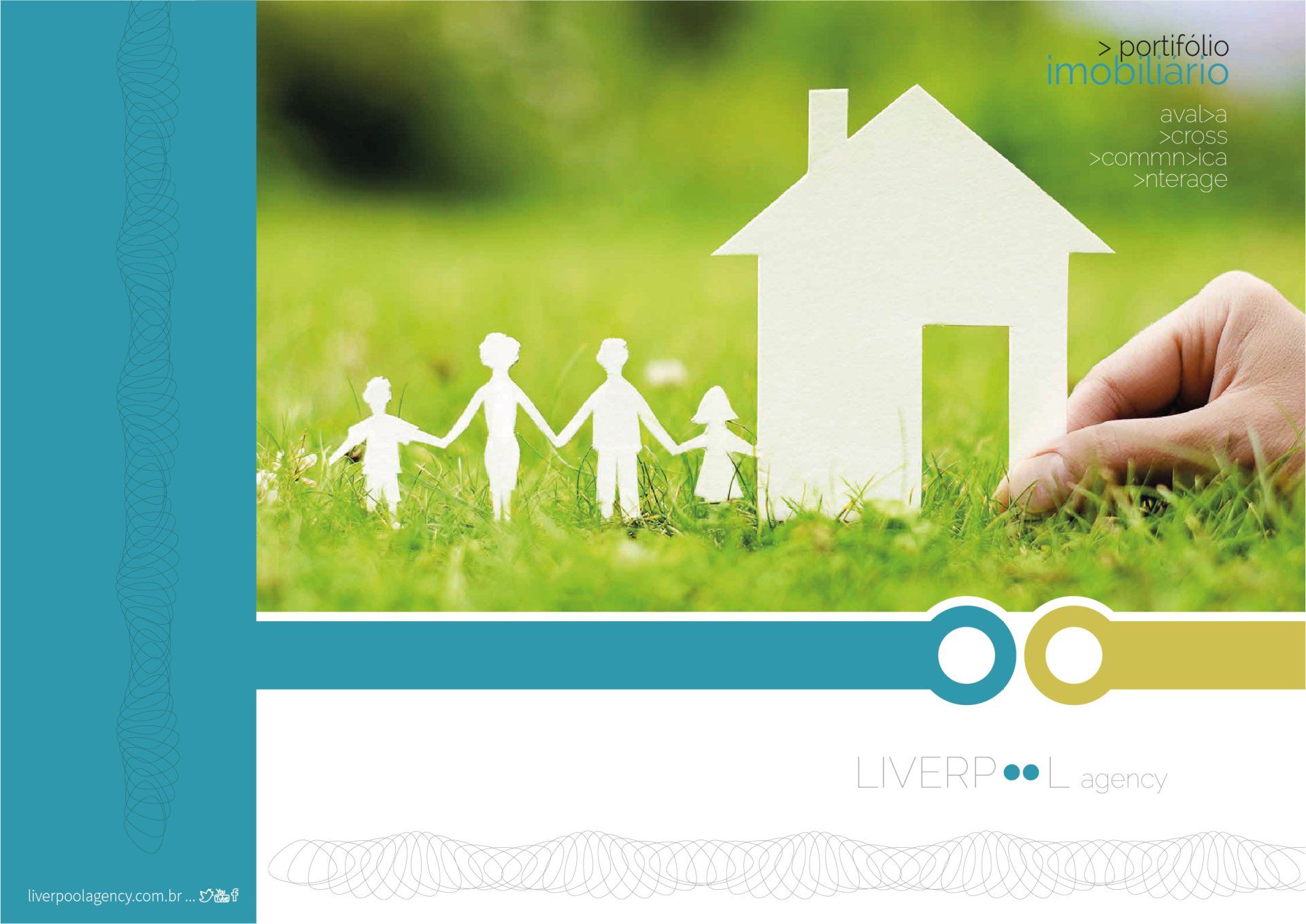 Uma pessoa está segurando uma casa de papel com uma família de mãos dadas na grama.