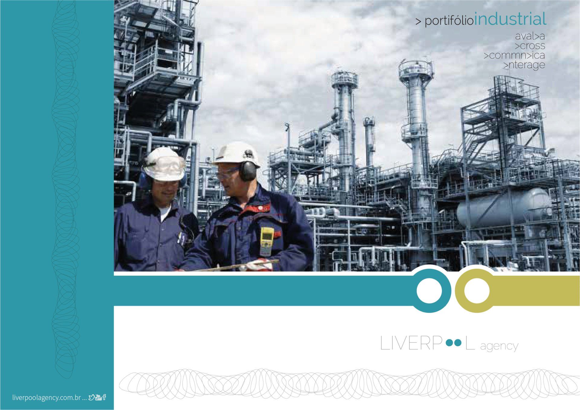 Dois homens estão parados em frente a uma grande planta industrial.