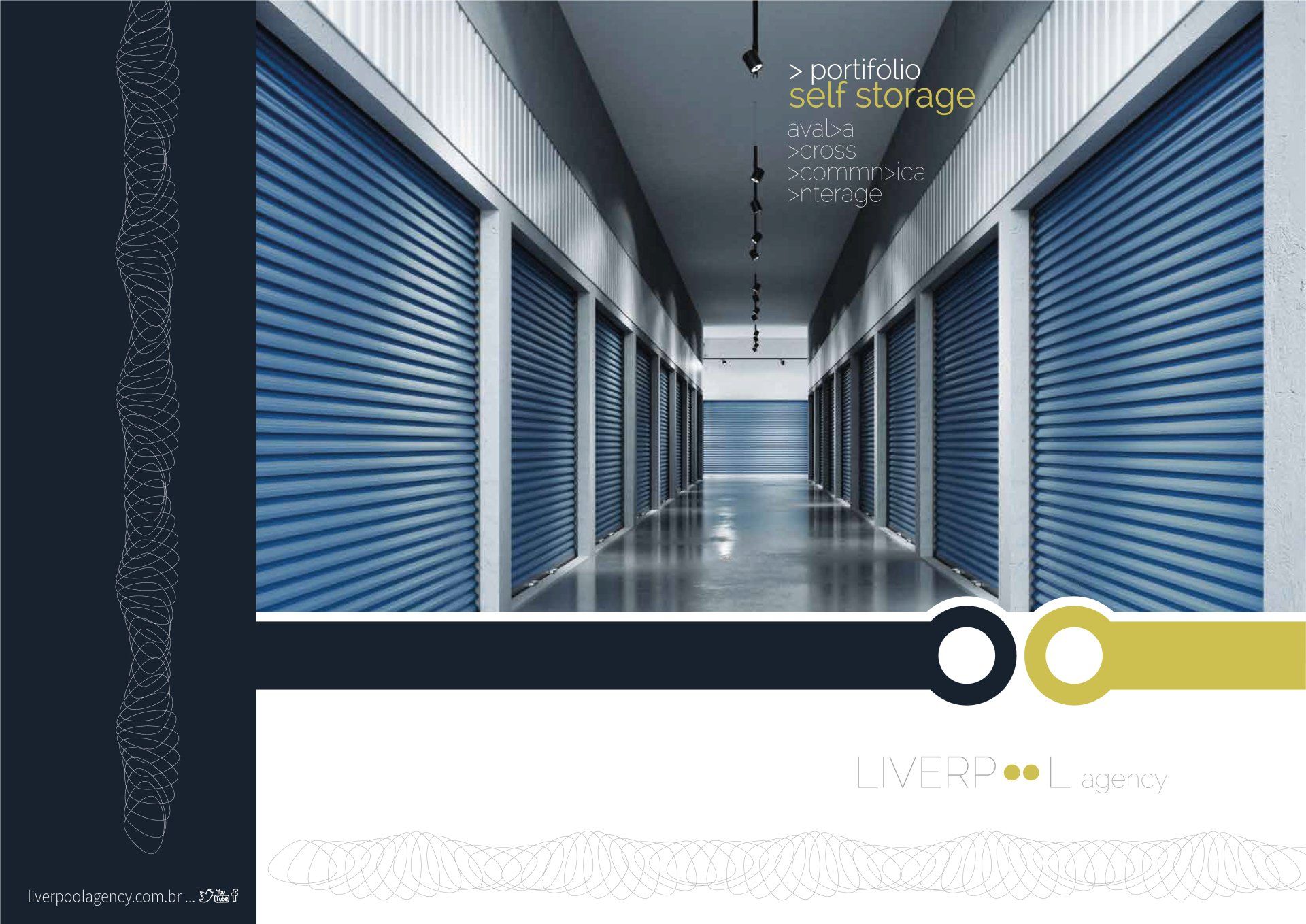 Um longo corredor com venezianas azuis nas portas