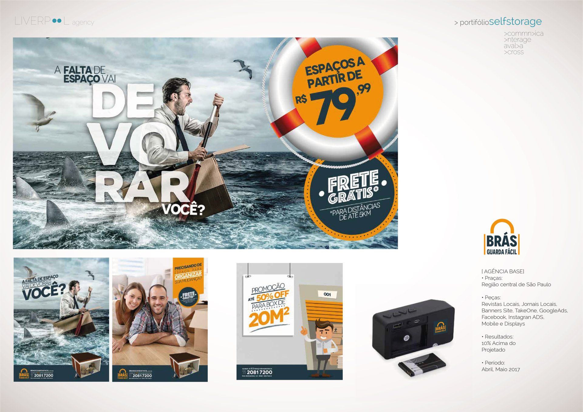 Um homem está remando um barco no oceano com um salva-vidas.