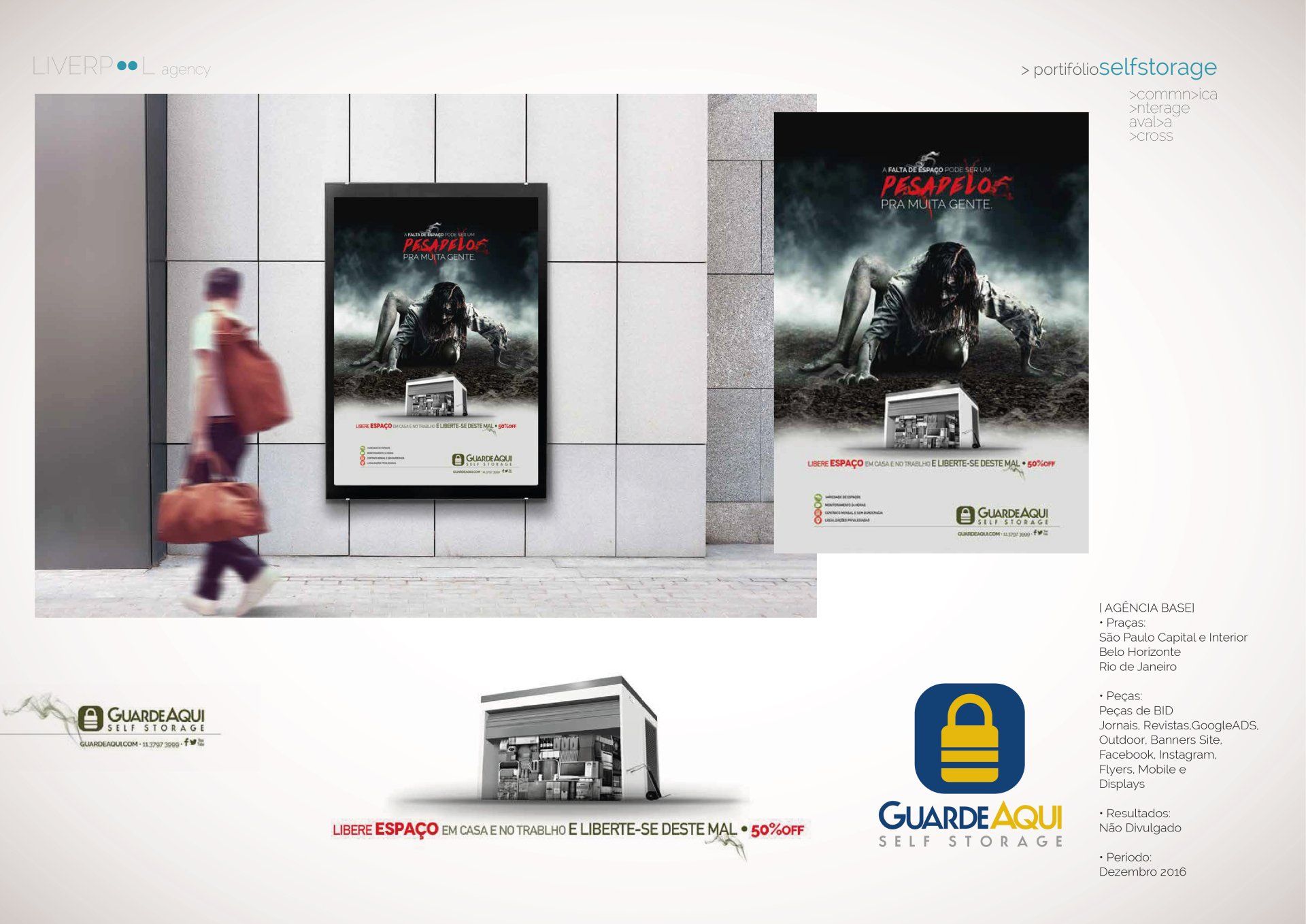 Um homem está caminhando pela rua ao lado de um pôster de um filme