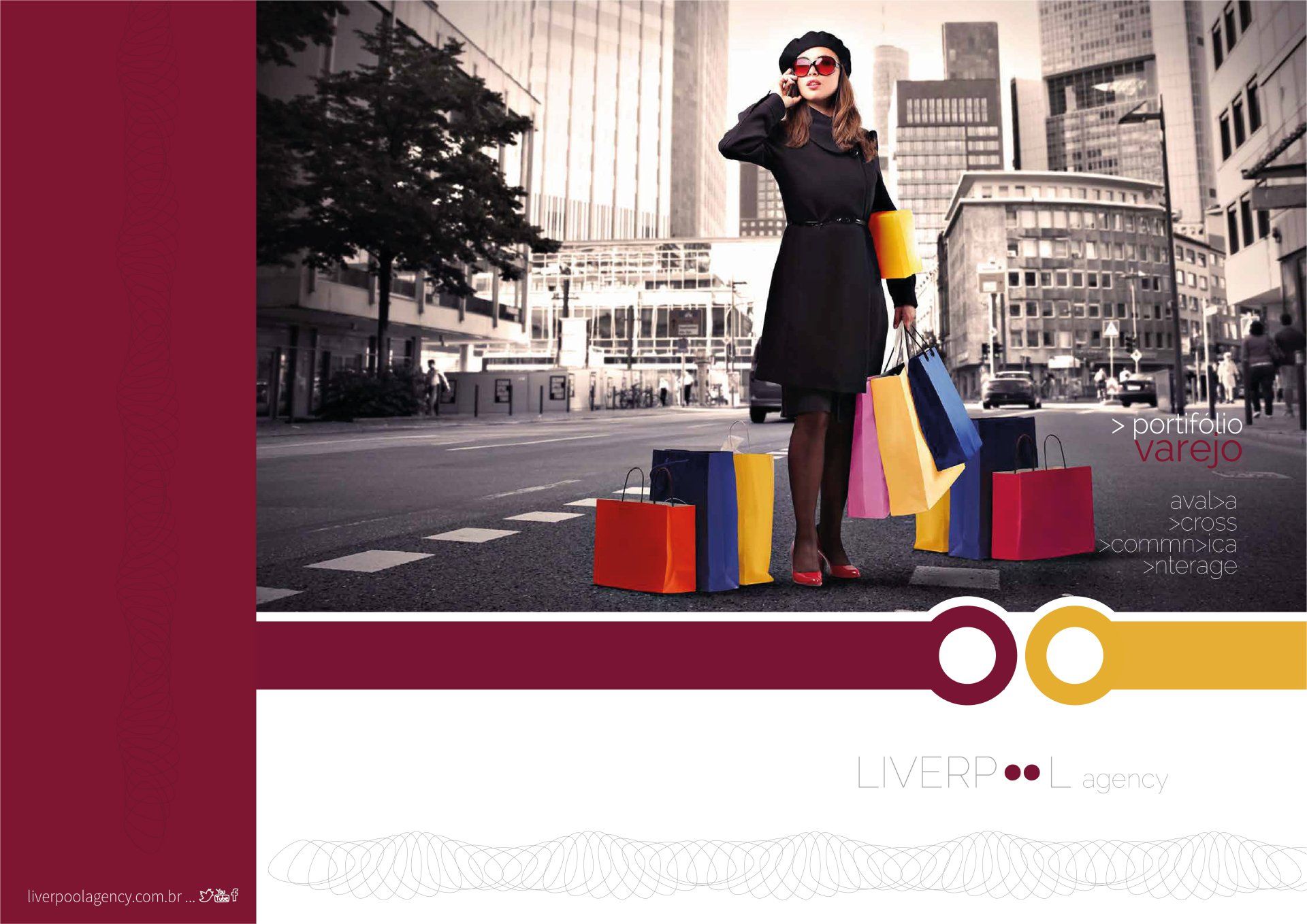 Uma mulher está parada em uma rua da cidade segurando sacolas de compras