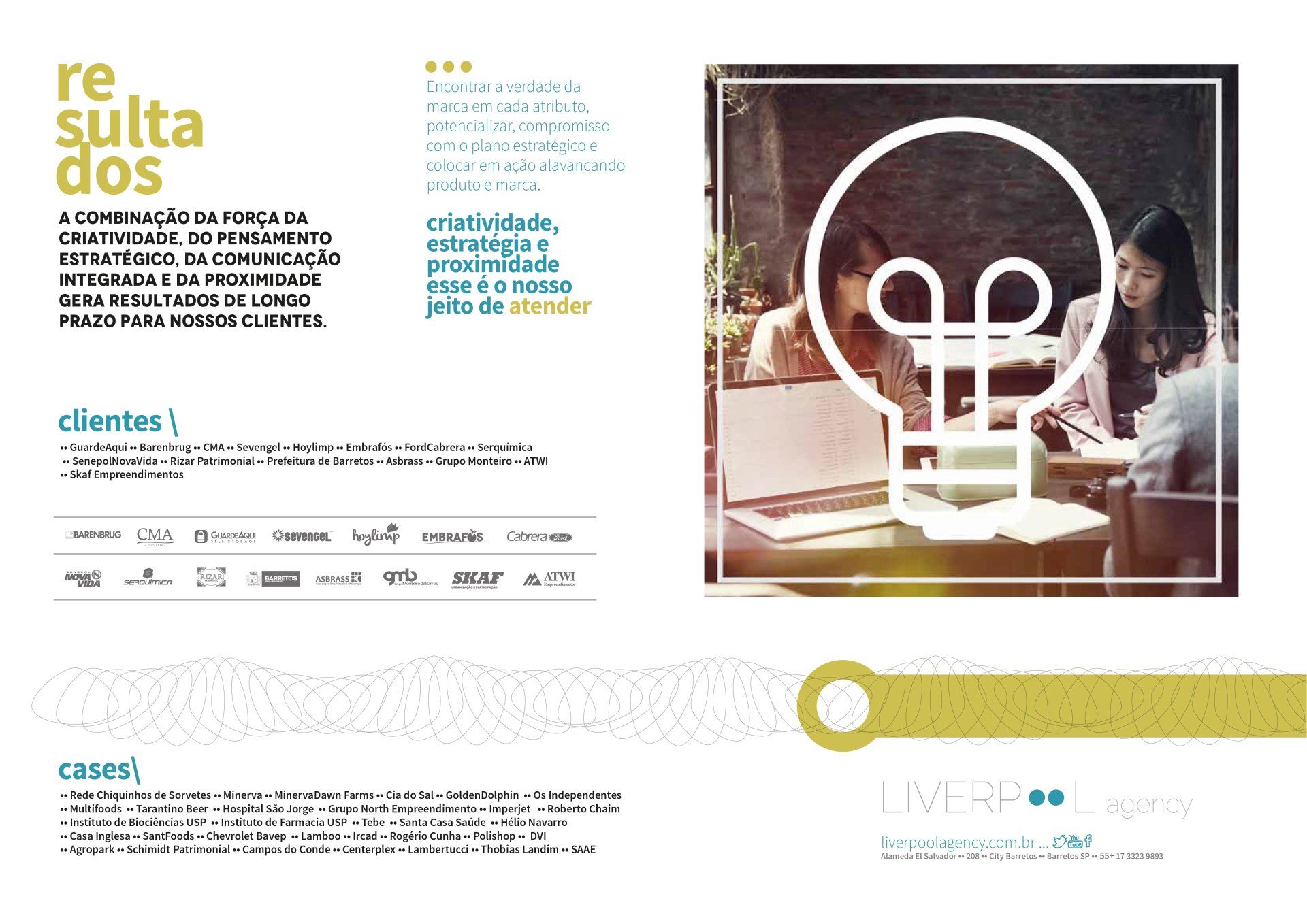 Um grupo de pessoas está sentado em uma mesa com uma lâmpada.