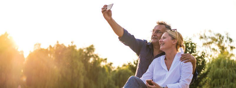 couple-taking-selfie